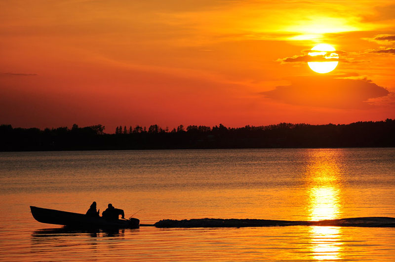 Horgászat a naplementében Horgászat a naplementében